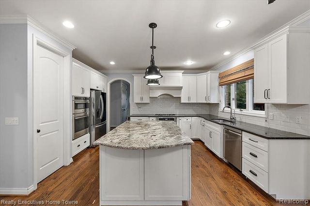 2919 Addison Circle, Rochester, MI 48306