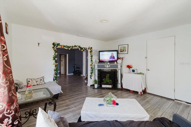 2006 E STUART STREET, Tampa, FL 33605