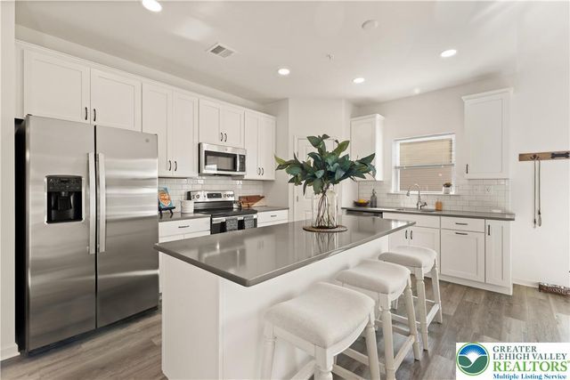 4 Lone Fox Lane 106, Easton, PA 18045