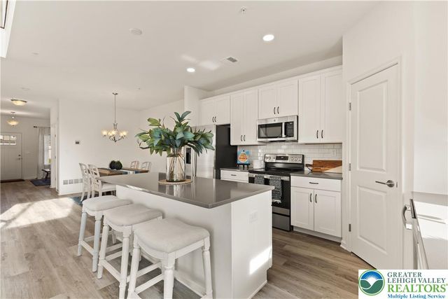 4 Lone Fox Lane 106, Easton, PA 18045