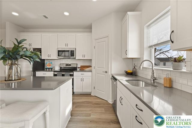 4 Lone Fox Lane 106, Easton, PA 18045