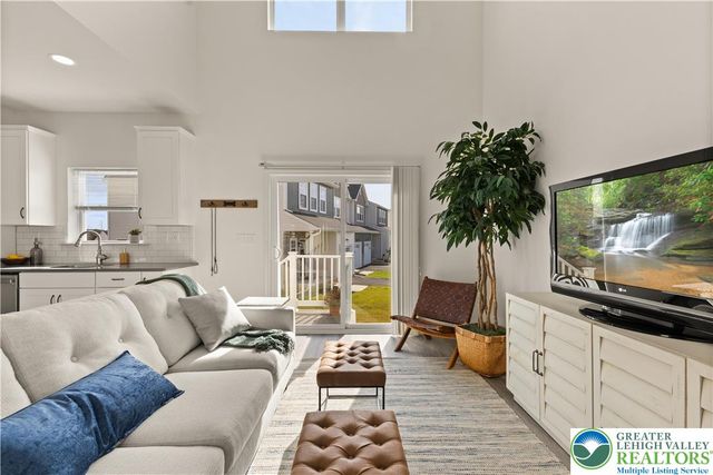 4 Lone Fox Lane 106, Easton, PA 18045