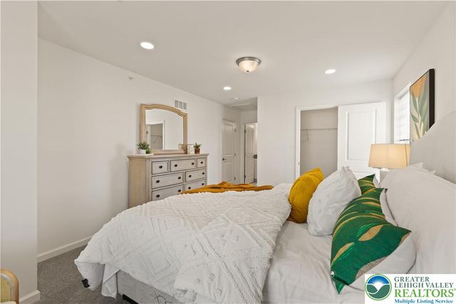 4 Lone Fox Lane 106, Easton, PA 18045