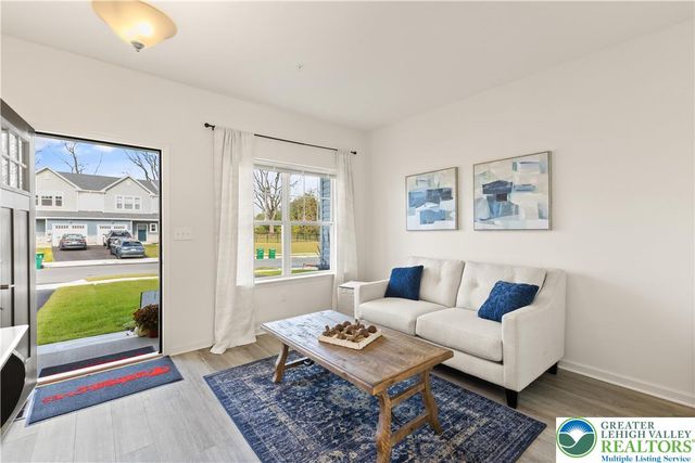 4 Lone Fox Lane 106, Easton, PA 18045