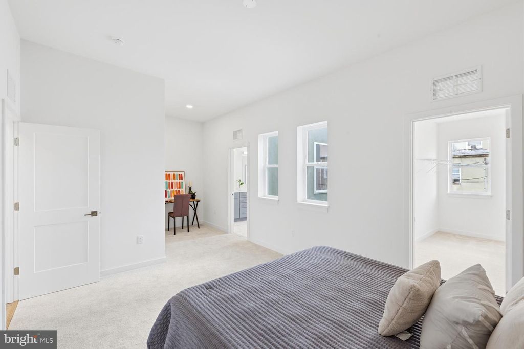 Image 24 of property listing at 710 MURA ST, Baltimore, MD 21202