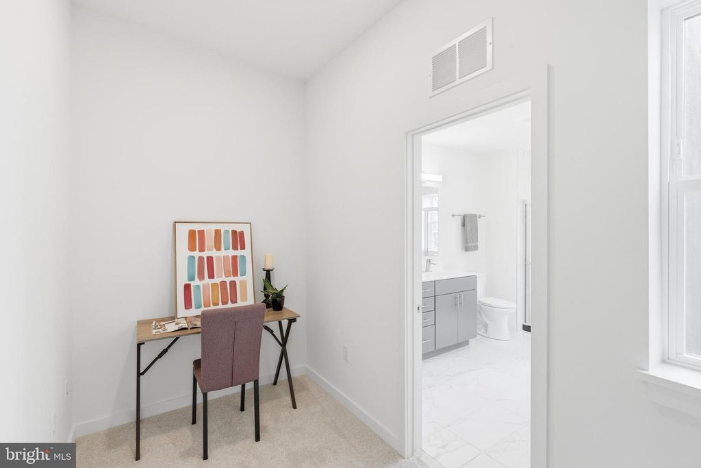 Image 25 of property listing at 710 MURA ST, Baltimore, MD 21202