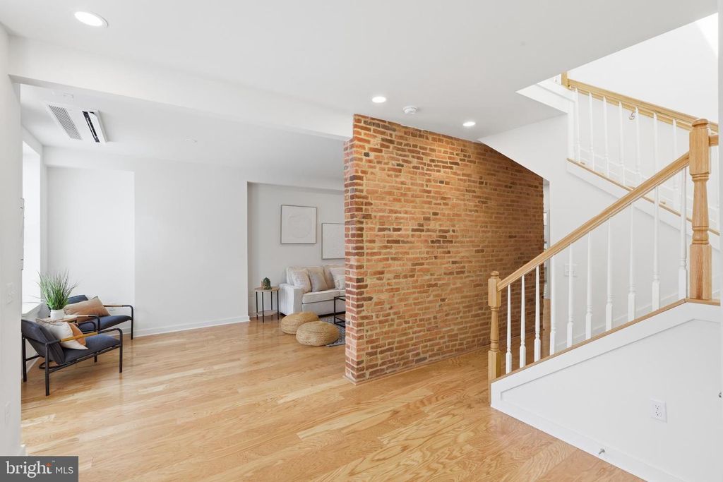 Image 5 of property listing at 710 MURA ST, Baltimore, MD 21202