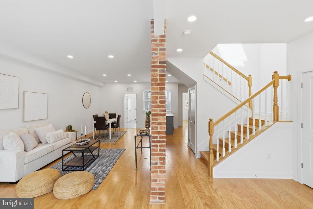 Image 6 of property listing at 710 MURA ST, Baltimore, MD 21202