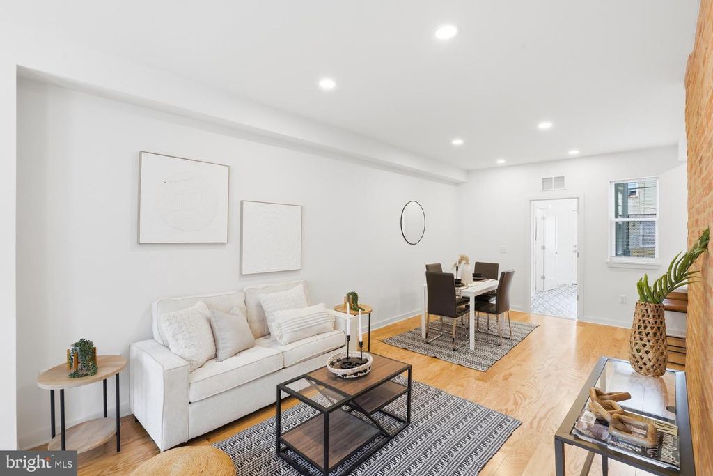 Image 9 of property listing at 710 MURA ST, Baltimore, MD 21202