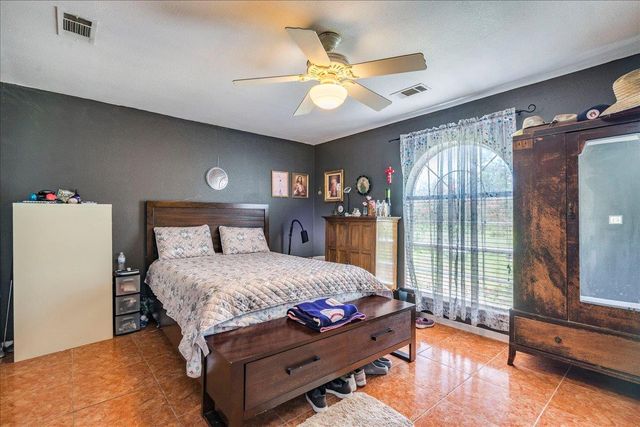 123 Crossroads DR, Dale, TX 78616