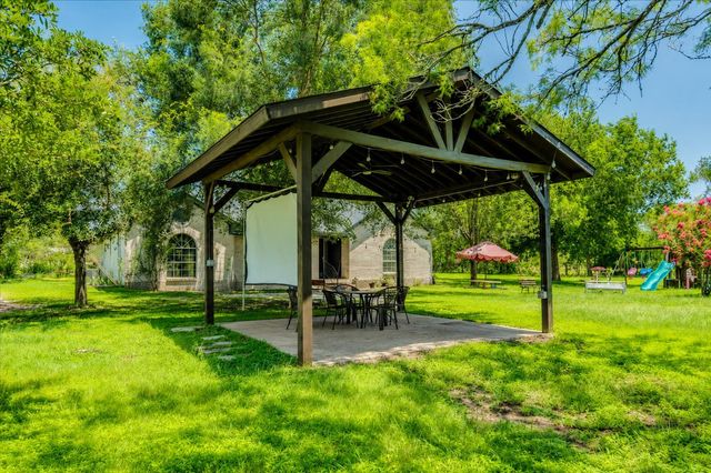 123 Crossroads DR, Dale, TX 78616