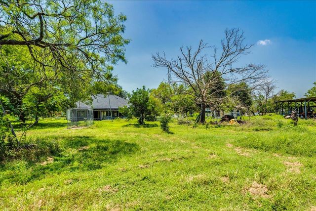 123 Crossroads DR, Dale, TX 78616