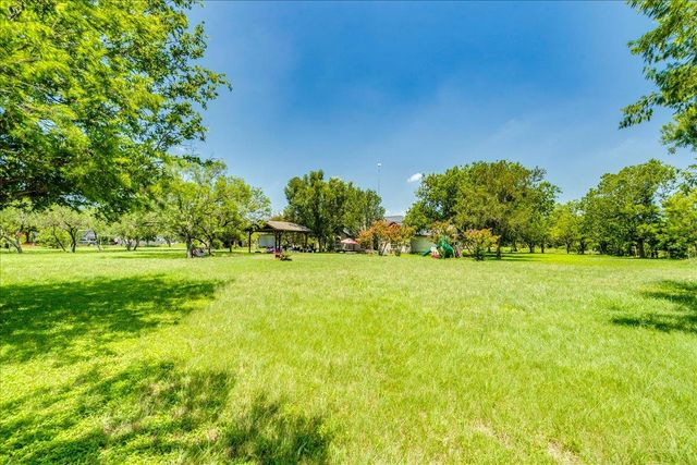 123 Crossroads DR, Dale, TX 78616