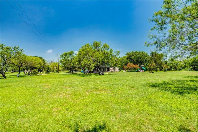 123 Crossroads DR, Dale, TX 78616