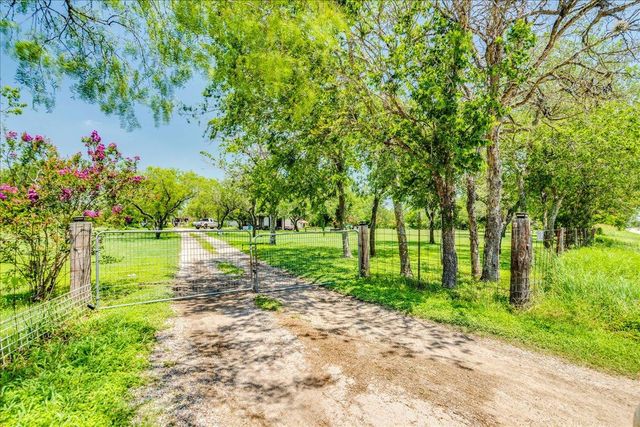 123 Crossroads DR, Dale, TX 78616