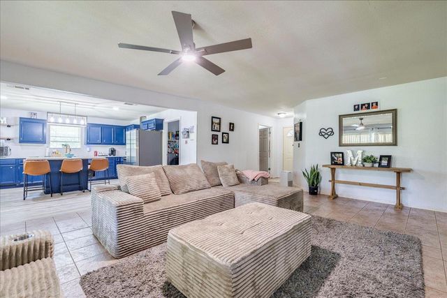 123 Crossroads DR, Dale, TX 78616
