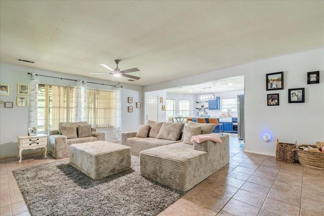 123 Crossroads DR, Dale, TX 78616