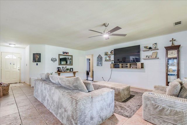 123 Crossroads DR, Dale, TX 78616