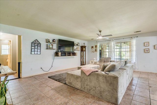 123 Crossroads DR, Dale, TX 78616