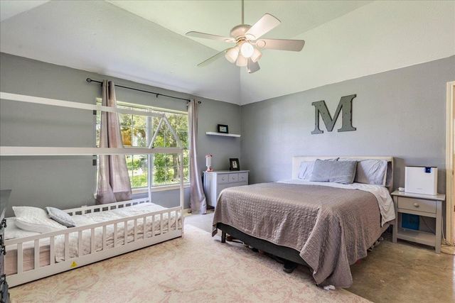 123 Crossroads DR, Dale, TX 78616