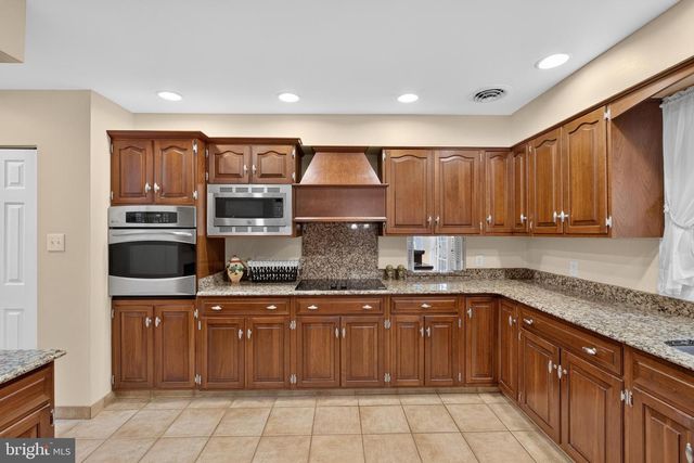 37 GOVERNOR MARKHAM DR, Glen Mills, PA 19342