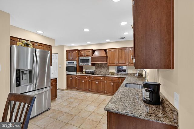 37 GOVERNOR MARKHAM DR, Glen Mills, PA 19342