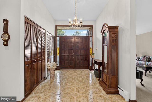 37 GOVERNOR MARKHAM DR, Glen Mills, PA 19342
