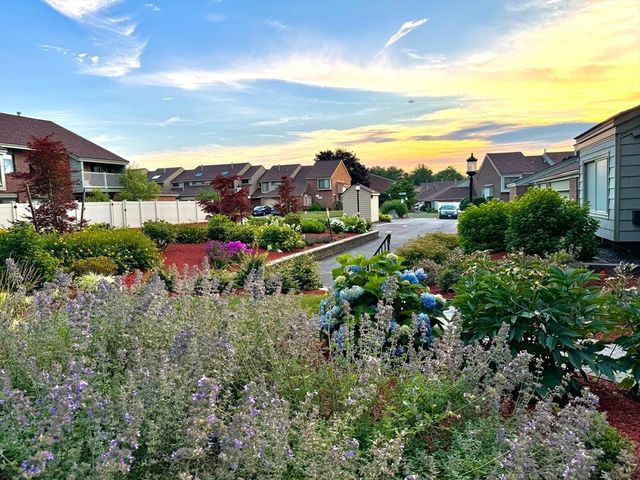 32 Elderwood Dr 32, Stoughton, MA 02072