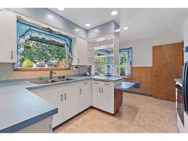1720 Se 130TH Ave, Portland, OR 97233