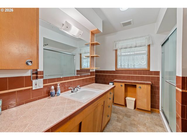 1720 Se 130TH Ave, Portland, OR 97233