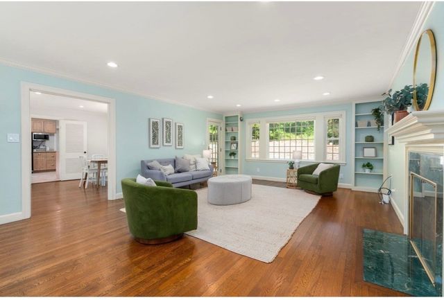 118 Newton St 118, Weston, MA 02493