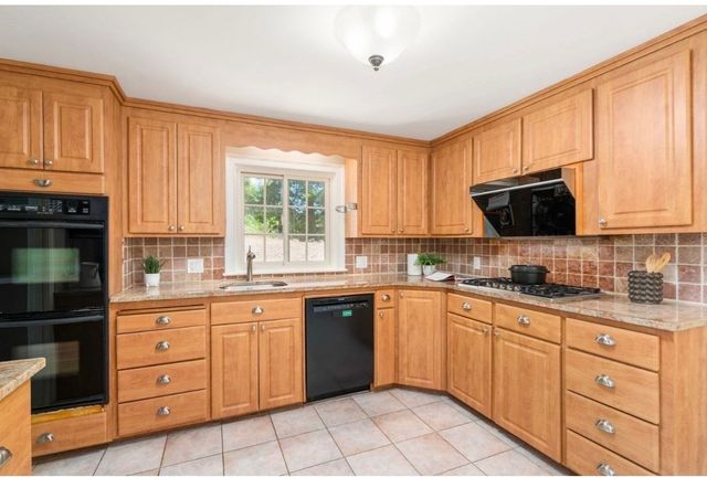 118 Newton St 118, Weston, MA 02493
