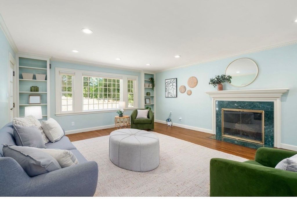 118 Newton St 118, Weston, MA 02493