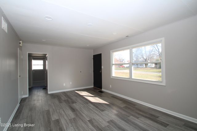 226 Flamingo Dr, Louisville, KY 40218