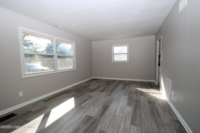 226 Flamingo Dr, Louisville, KY 40218