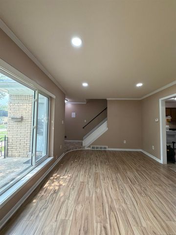 29852 City Center Drive 3, Warren, MI 48093