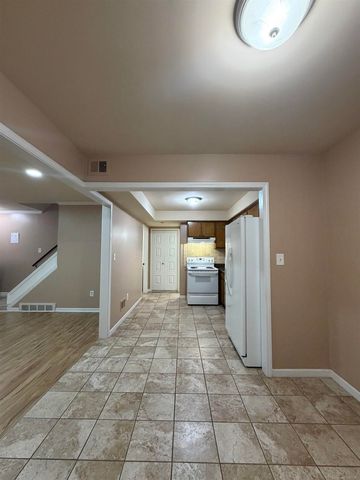 29852 City Center Drive 3, Warren, MI 48093