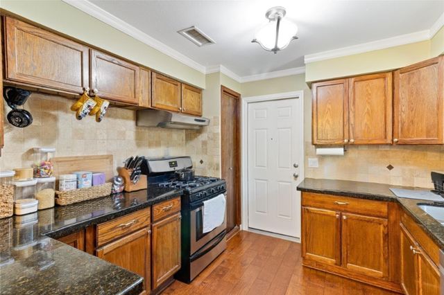 106 Southern Oaks Drive, Lake Jackson, TX 77566