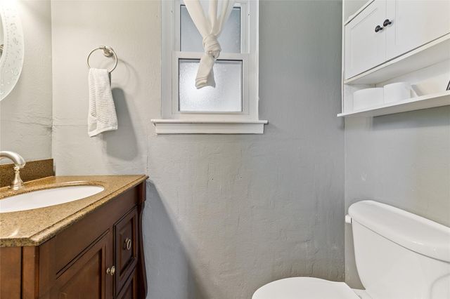 106 Southern Oaks Drive, Lake Jackson, TX 77566