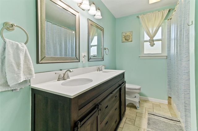 106 Southern Oaks Drive, Lake Jackson, TX 77566