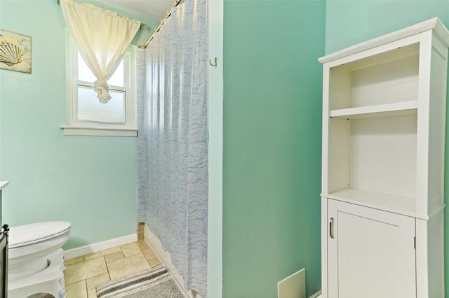 106 Southern Oaks Drive, Lake Jackson, TX 77566