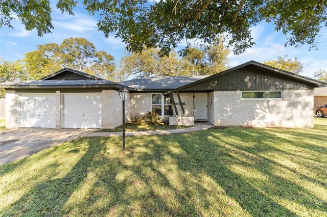 106 Southern Oaks Drive, Lake Jackson, TX 77566