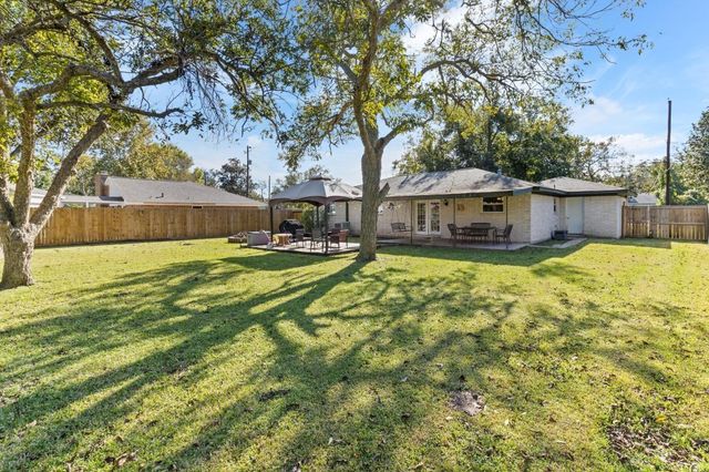 106 Southern Oaks Drive, Lake Jackson, TX 77566