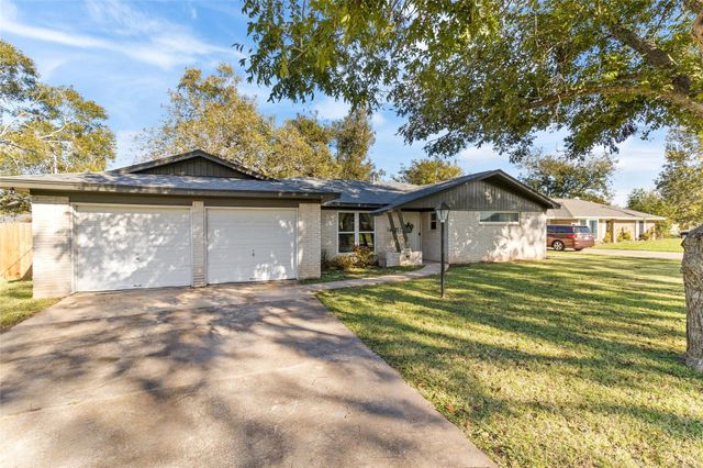 106 Southern Oaks Drive, Lake Jackson, TX 77566