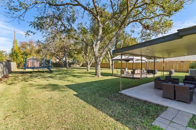 106 Southern Oaks Drive, Lake Jackson, TX 77566