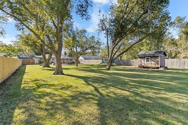 106 Southern Oaks Drive, Lake Jackson, TX 77566
