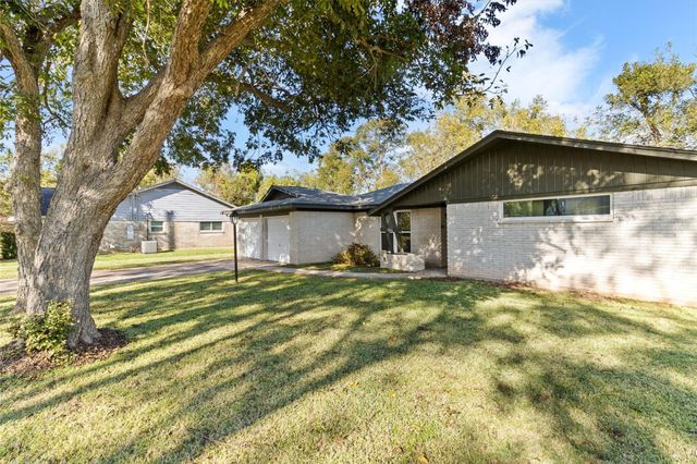 106 Southern Oaks Drive, Lake Jackson, TX 77566