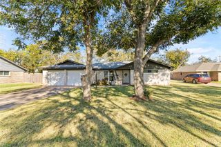 106 Southern Oaks Drive, Lake Jackson, TX 77566