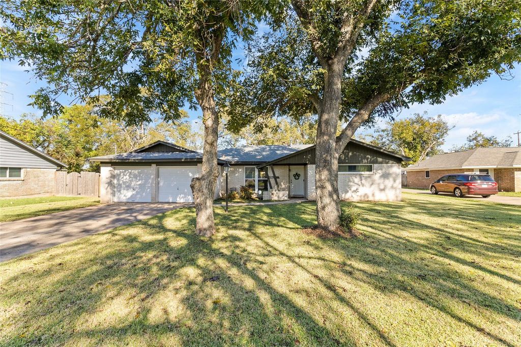 106 Southern Oaks Drive, Lake Jackson, TX 77566
