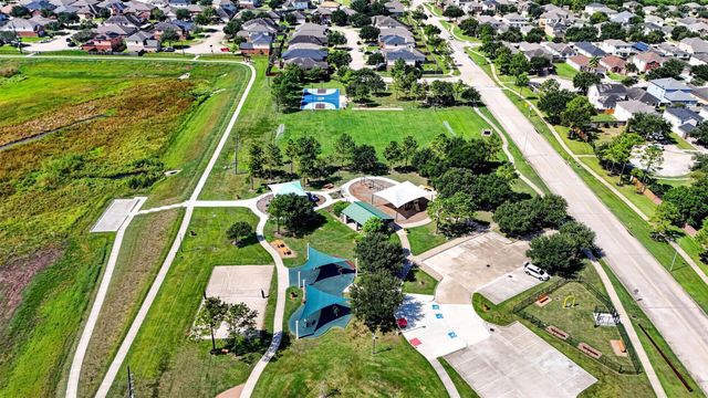 702 Green Clover Lane, Rosharon, TX 77583
